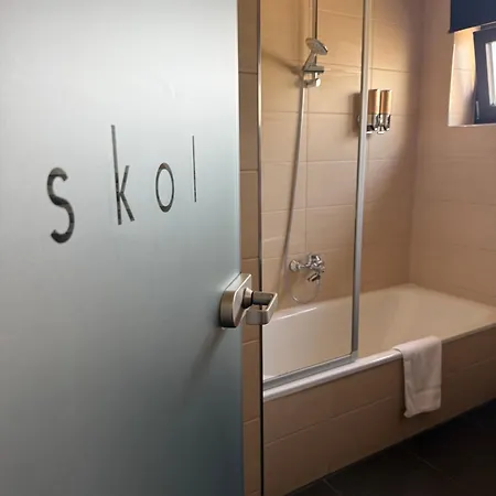 Skol فندق *